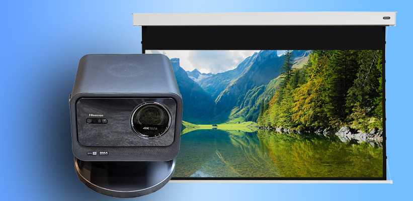 Celexon Pearlstone Kontrastleinwand Motorleinwand mit Akku neben einem Triple Laser Beamer